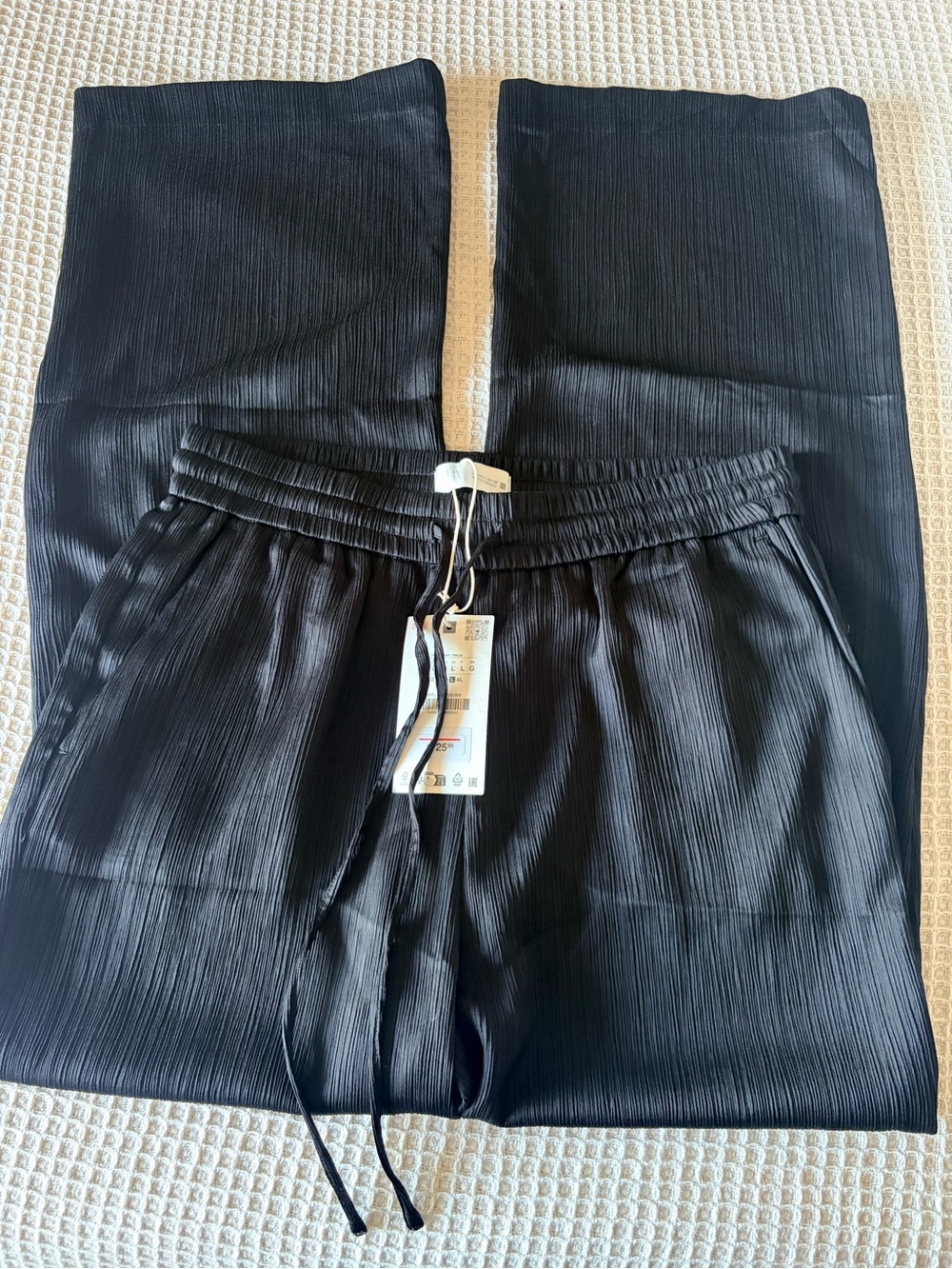 Zara Women’s Black Textured Wide leg Pants